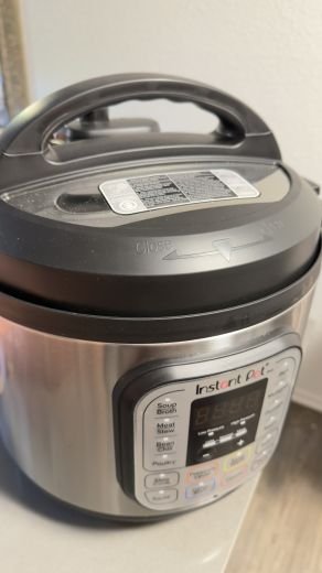 Instant Pot IP-DUO60 6 qt. 7-in1 Electric Pressure Cooker - Black/Silver
